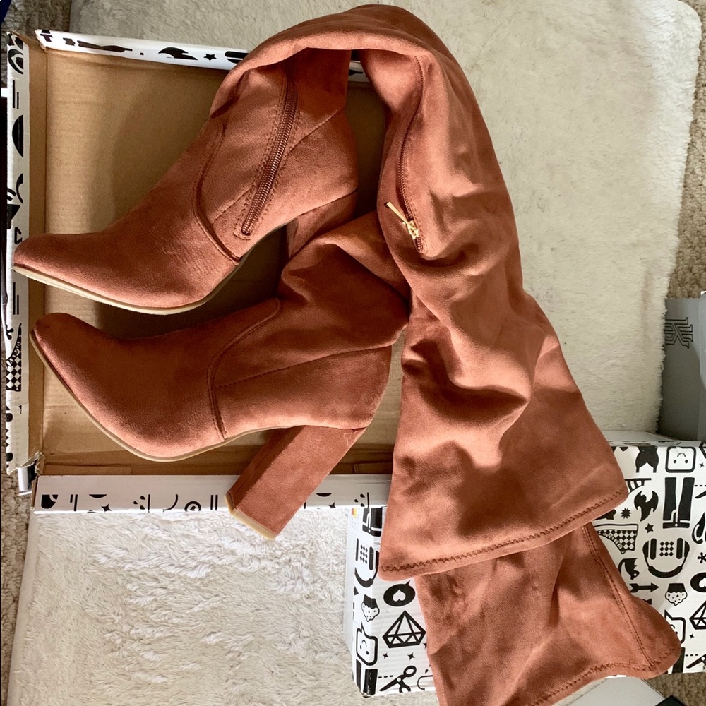 Brand new knee high brown boot size 8